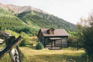 Drewniany domek w górskim otoczeniu